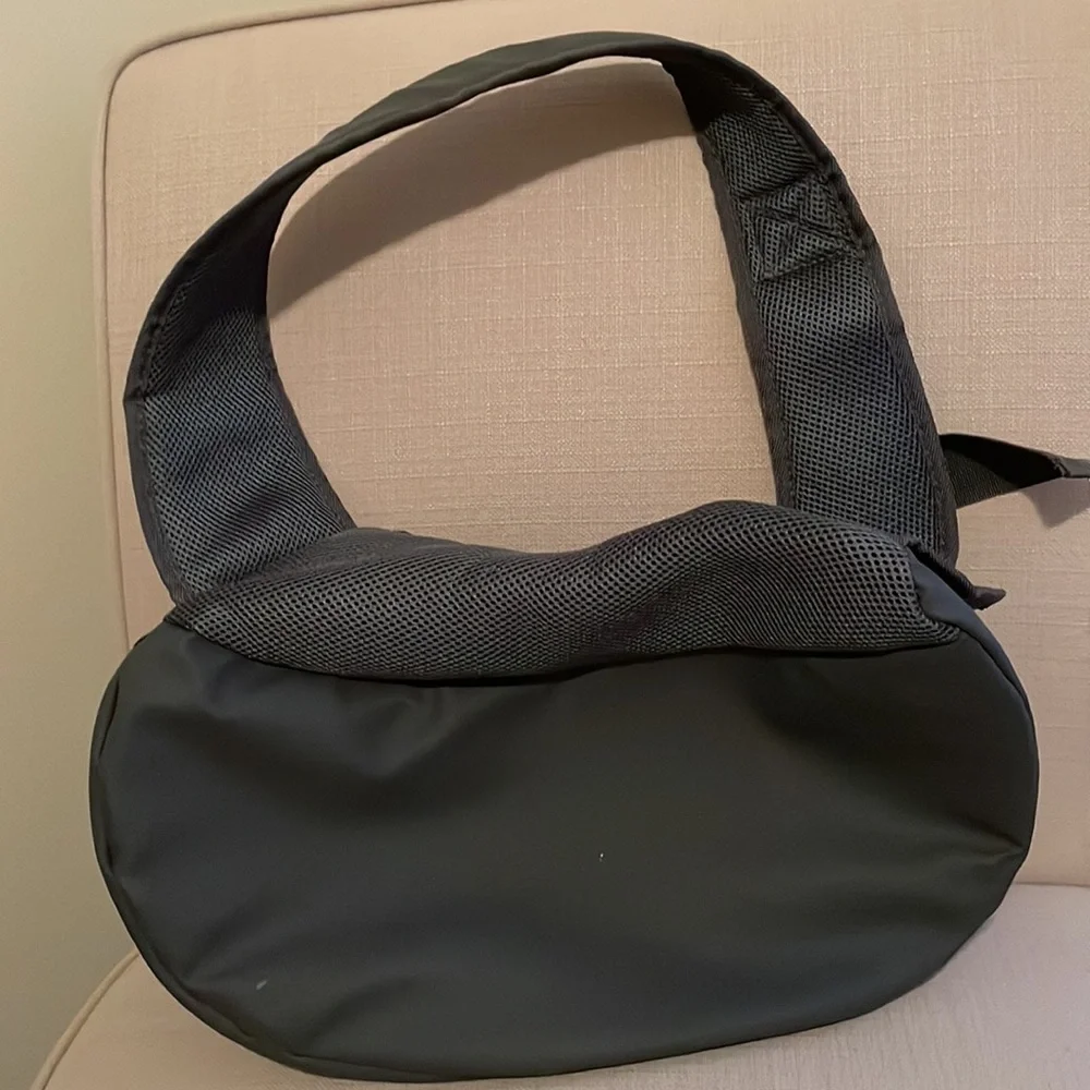 Small Dog or Cat Carrier. NWOT. Adjustable Straps. Fits Pet Up To 10 lbs